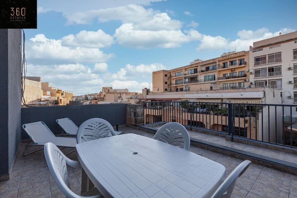 Comfortable Penthouse, Served With Lift, Wifi & Ac By 360 Estates Gzira Exterior photo