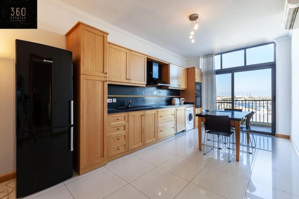 Comfortable Penthouse, Served With Lift, Wifi & Ac By 360 Estates Gzira Exterior photo