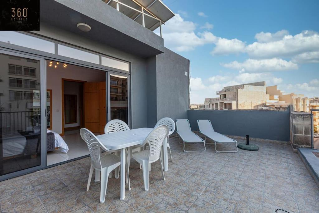 Comfortable Penthouse, Served With Lift, Wifi & Ac By 360 Estates Gzira Exterior photo